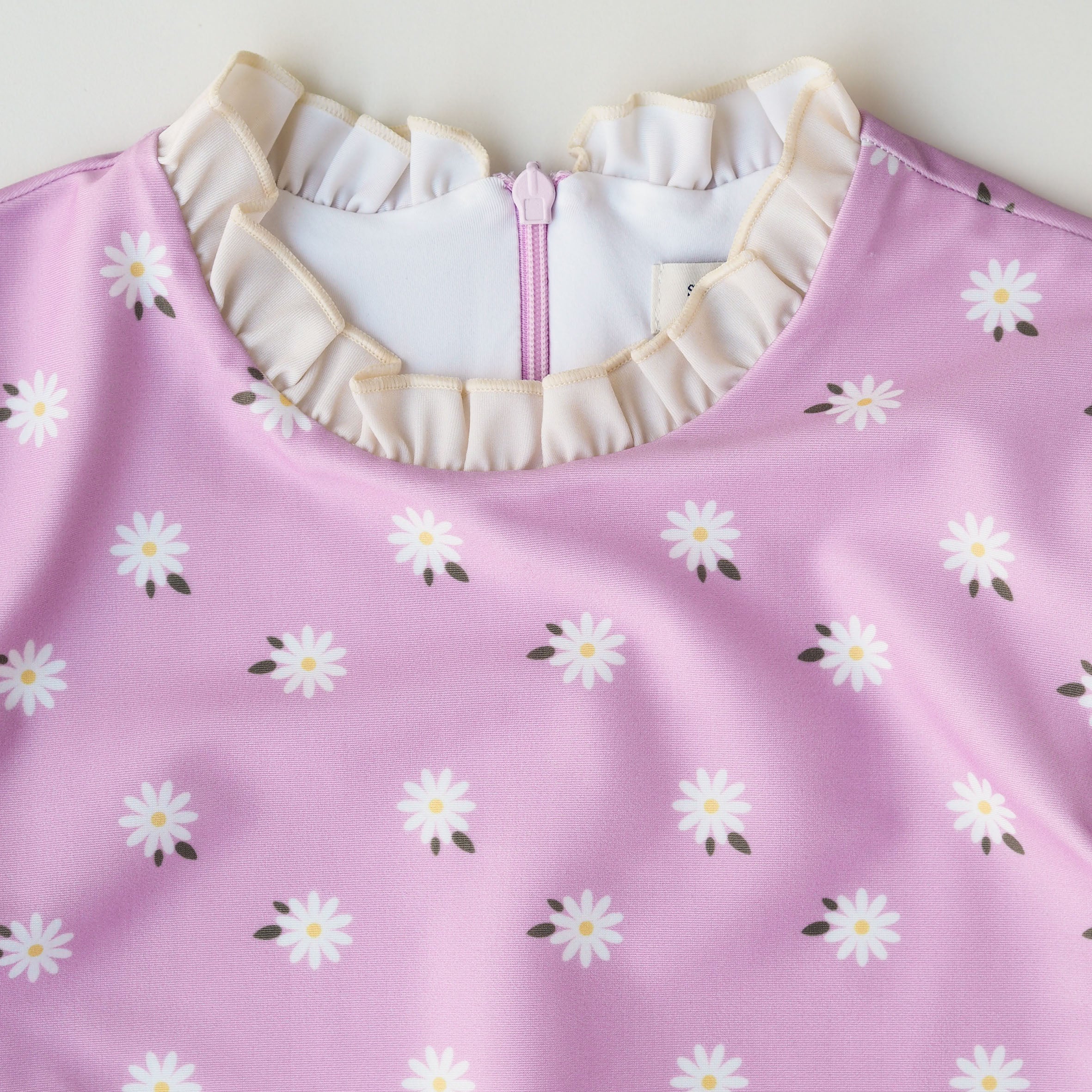 Mädchen UV Badeanzug Ruffle Florence - Lila mit Gänseblümchen
